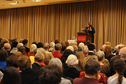 Candy Crowley presenting the fall 2012 Mary Louise Smith Chair in Women and Politics.