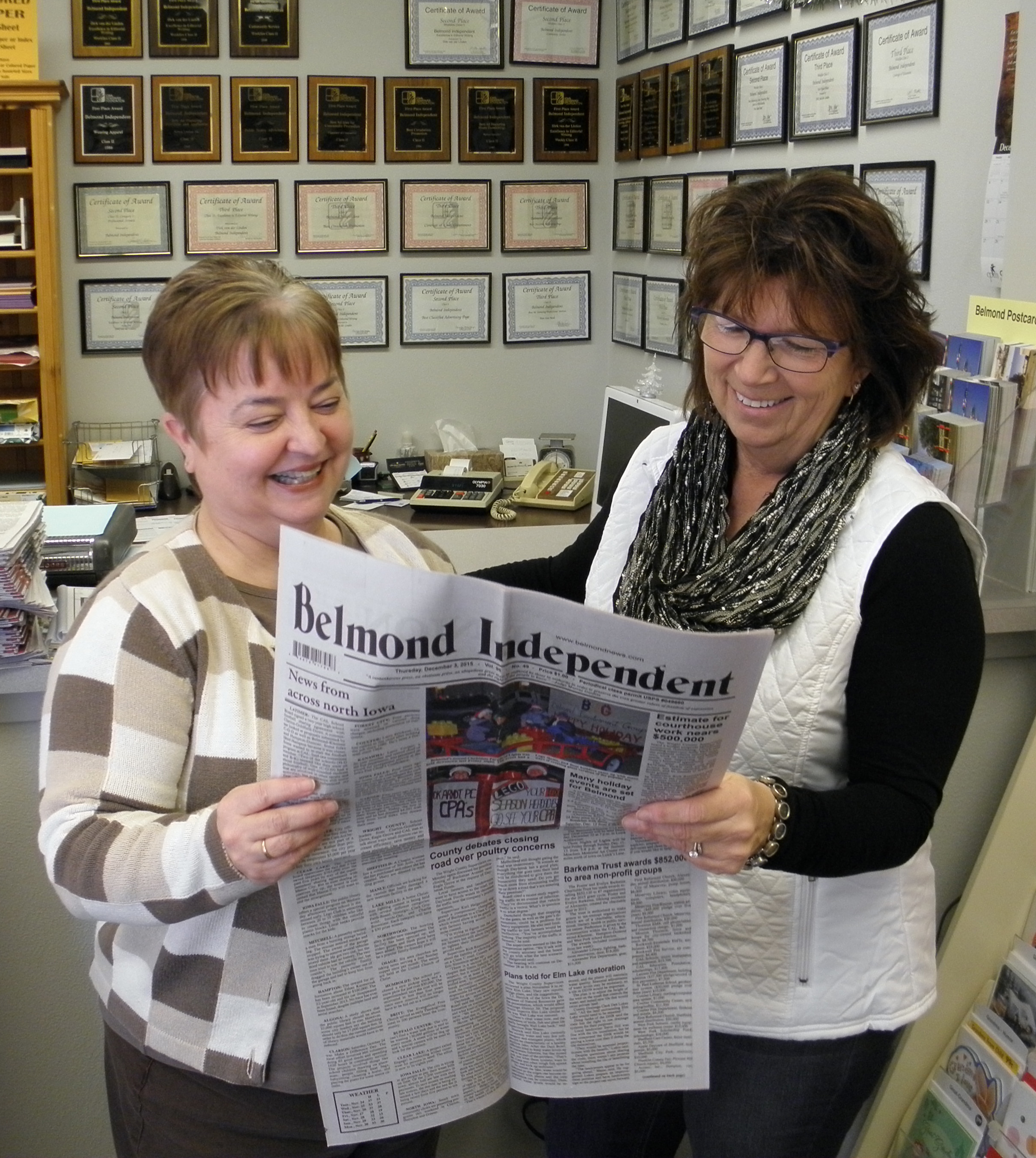 Lee van der Linden, ’80, (left) talks with Connie Mattison, owner of the Klemme House Bed and Breakfast in Belmond, Iowa. Mattison advertises in the Belmond Independent, which Lee and her husband Dirk, ’78, have owned for 30 years. Courtesy of Lee van der Linden