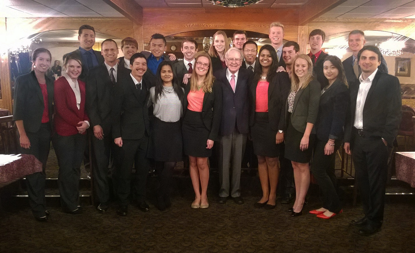 Economics students attend special Q&A meeting with Warren Buffett • LAS  News Archive • Iowa State University