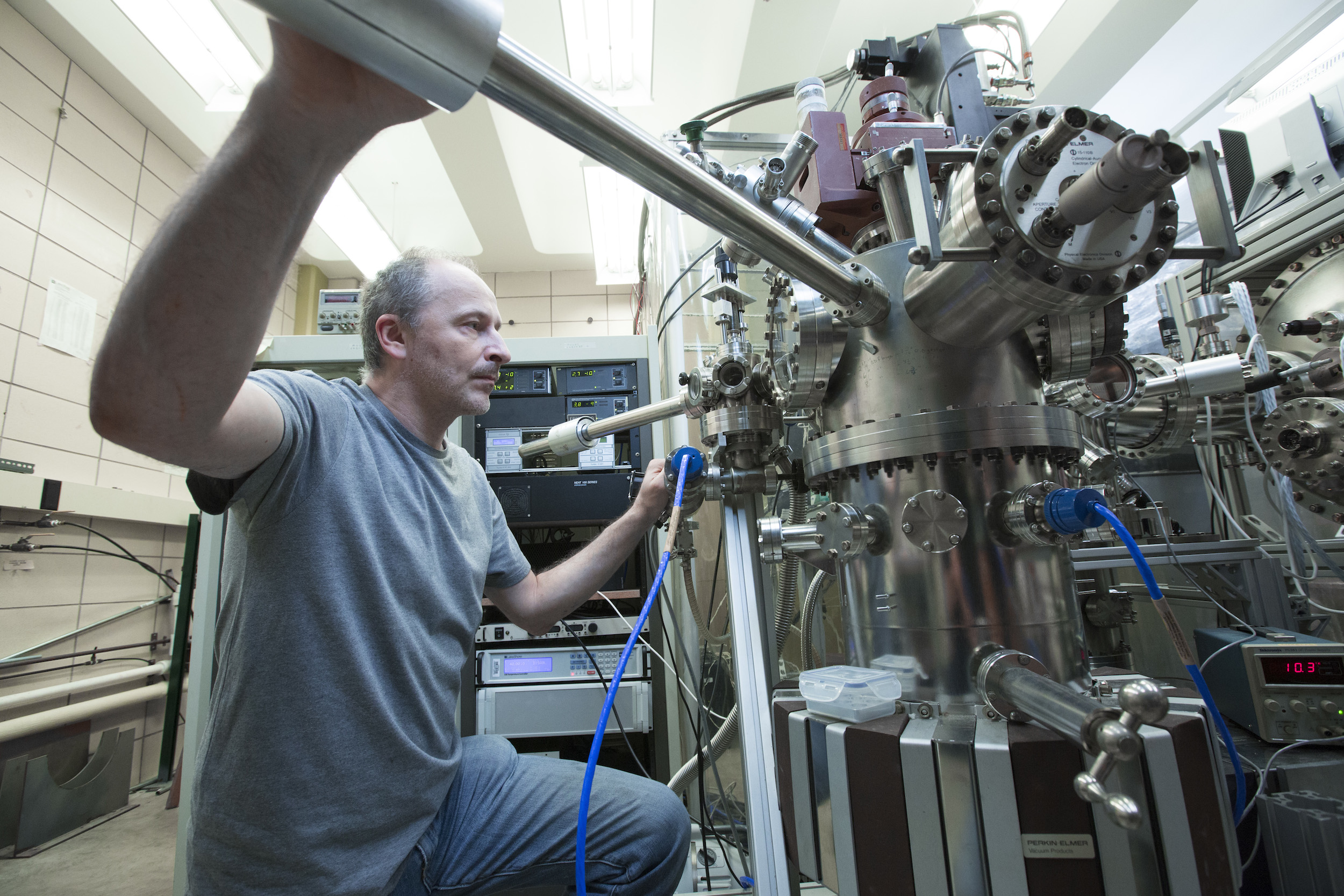 Adam Kaminski with a machine he built (the ARPES) (Christopher Gannon/Iowa State University)