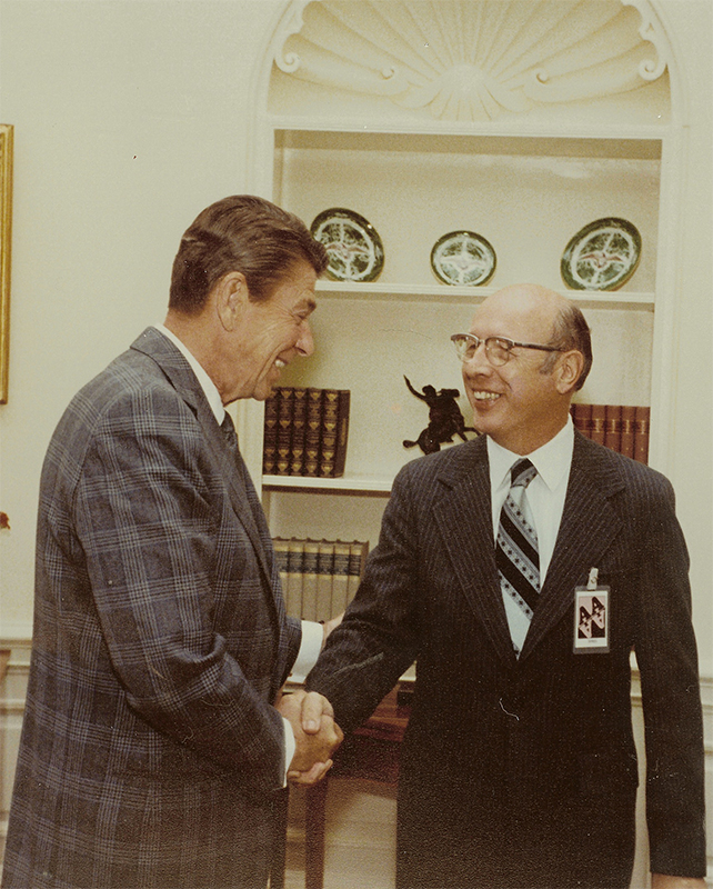 Dwight shakes hands with Ronald Reagan