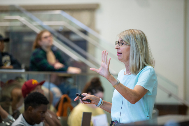 Cinzia Cervato teaching in a classroom.