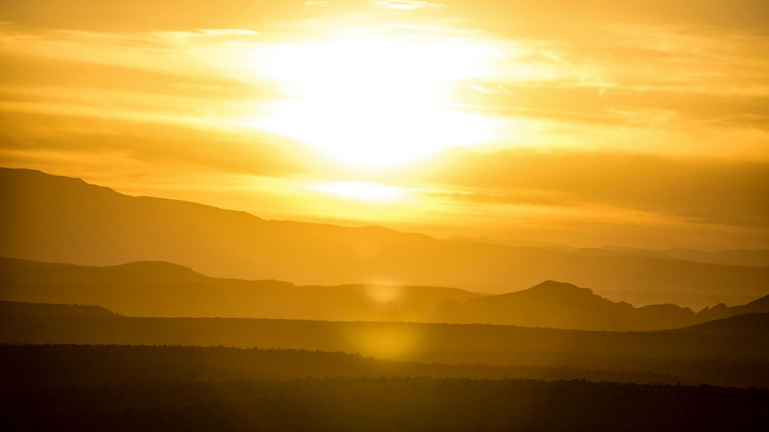 Hot sun over the landscape. Photo ny Scott Goodwill, Unsplash.