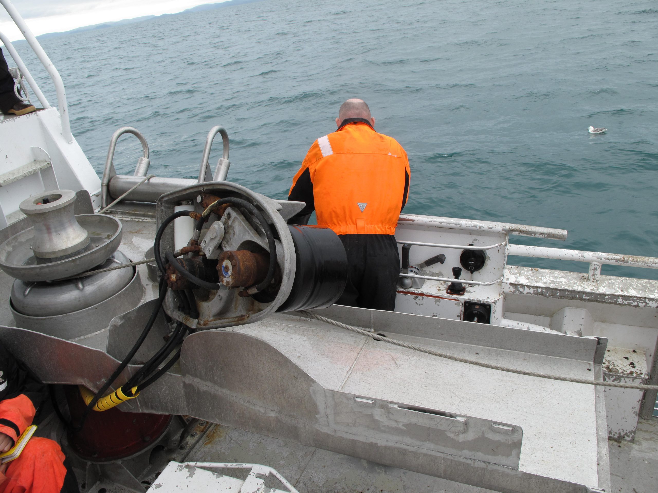 Erlend monitors the dredge as it is pulled up