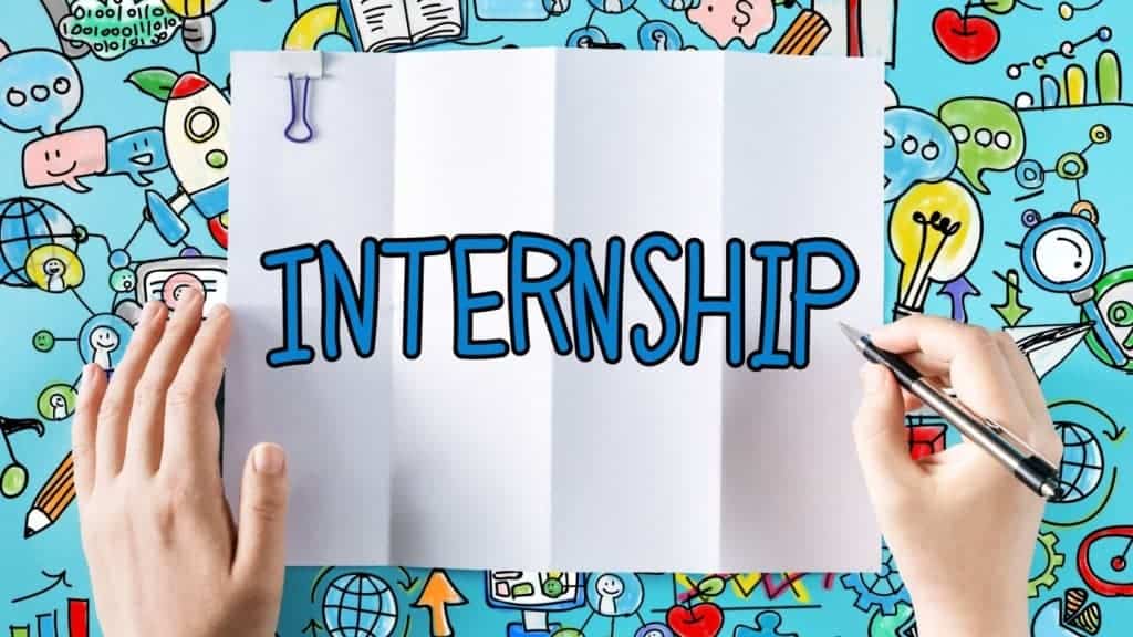 "Internship" written on a piece of paper